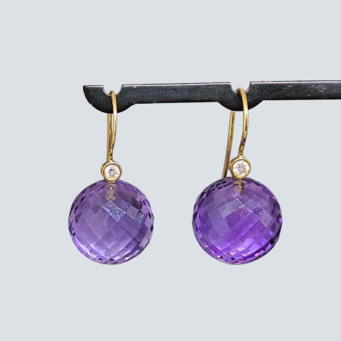 Ole Lynggaard; earrings of 18k gold set with amethyst and diamond Ole Lynggaard; earrings of 18k gold set with amethyst and diamond